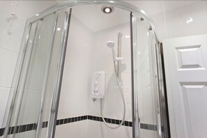 7 Bedroom Apartment (183 Huntingdon Street, NG1 3NL) | Bathroom shower - Victoria Centre Apartments & Annexe (Nottingham)