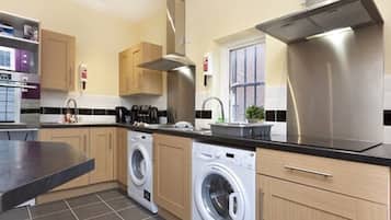 7 Bedroom Apartment (183 Huntingdon Street, NG1 3NL) | Private kitchen | Full-size fridge, microwave, oven, stovetop