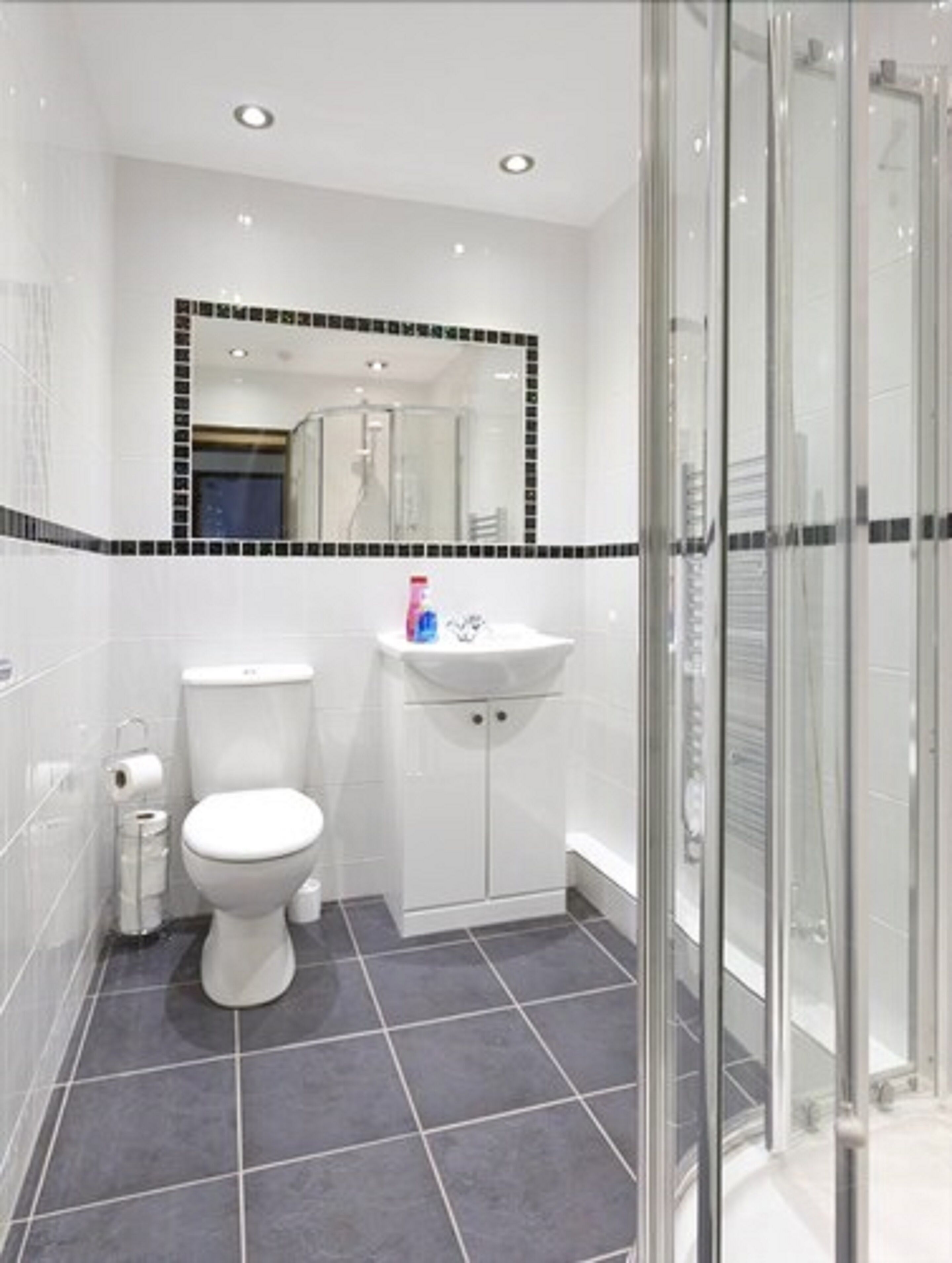 أحواض استحمام وحجيرات دش منفصلة، مستلزمات مجانية للعناية الشخصية