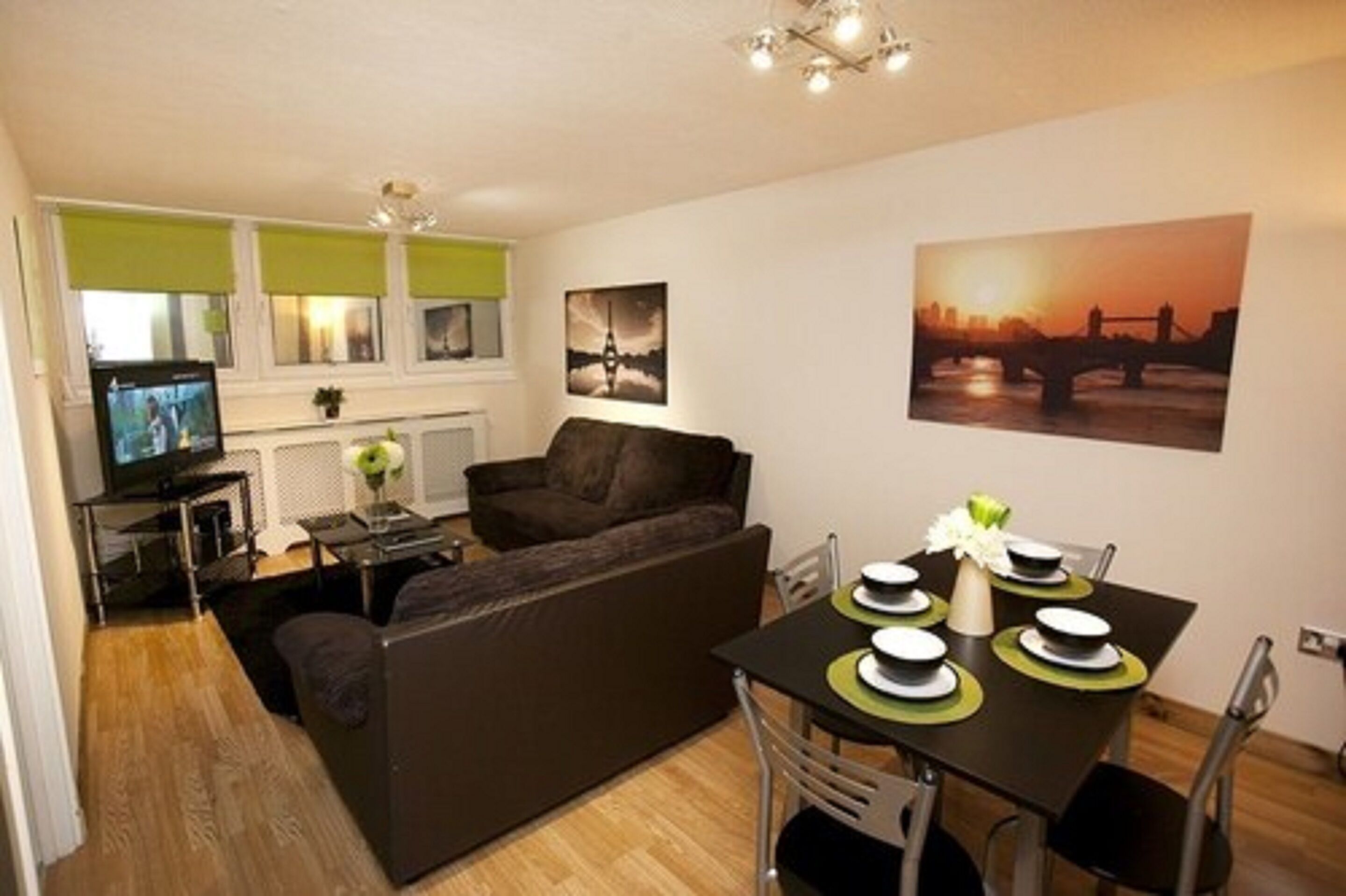 تلفزيون بشاشة مسطحة بحجم 42-بوصة يعرض قنوات تلفزيونية رقمية، تلفزيون