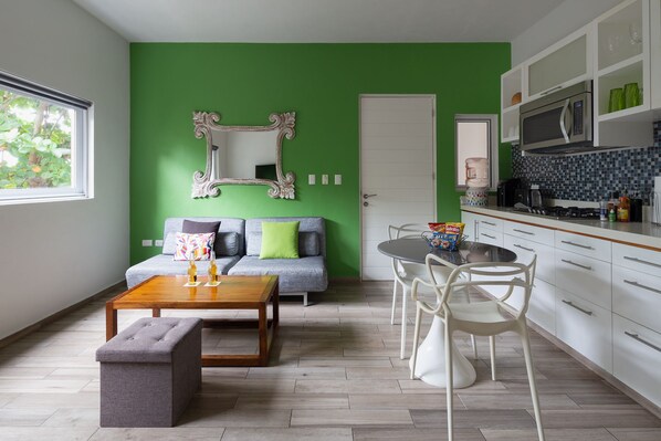 Suite, 1 Schlafzimmer | Wohnbereich | 40-Zoll-Smart-TV mit Kabelempfang