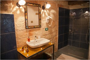 Bathroom sink - B&B Lazzarella (Polignano a Mare)