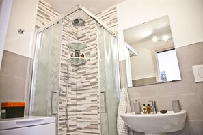 Classic Triple Room, 1 Bedroom | Bathroom | Shower, designer toiletries, hair dryer, bathrobes