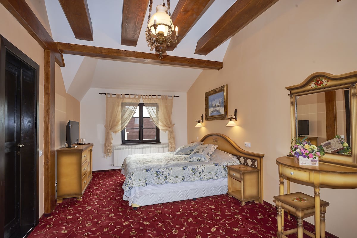 Deluxe Suite, 1 Bedroom | 1 bedroom, Frette Italian sheets, premium bedding, minibar