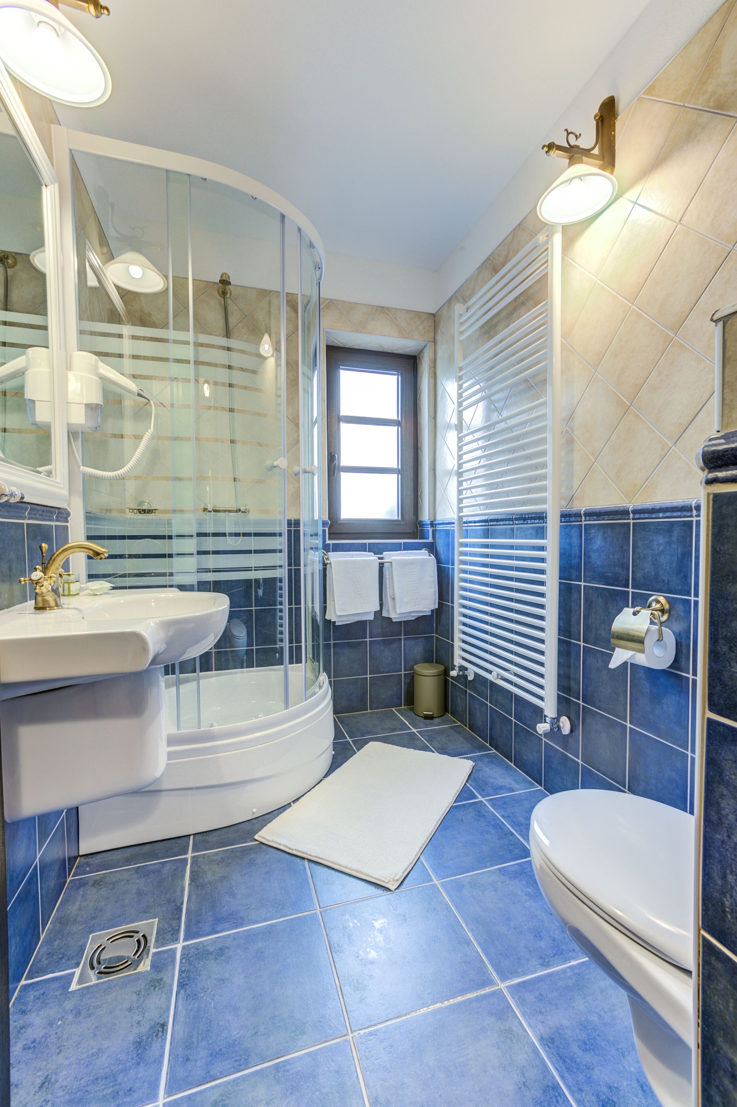 deluxe suite, 1 bedroom | bathroom | free toiletries, hair dryer, bathrobes, slippers