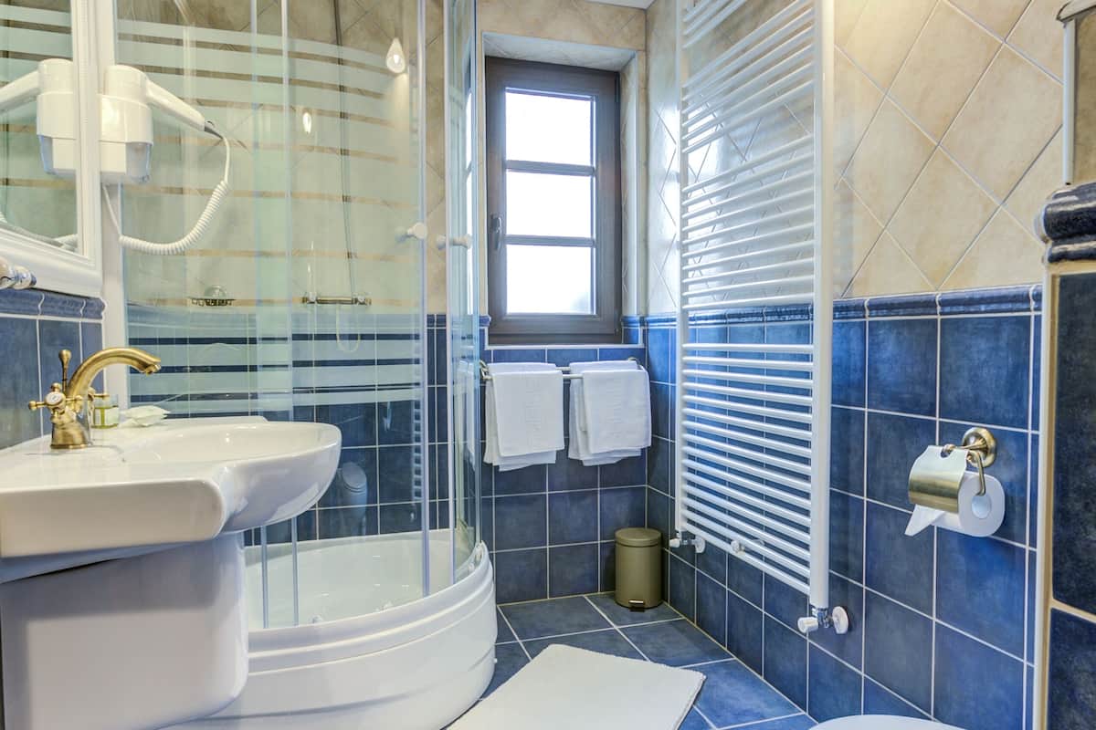 deluxe suite, 1 bedroom | bathroom | free toiletries, hair dryer, bathrobes, slippers