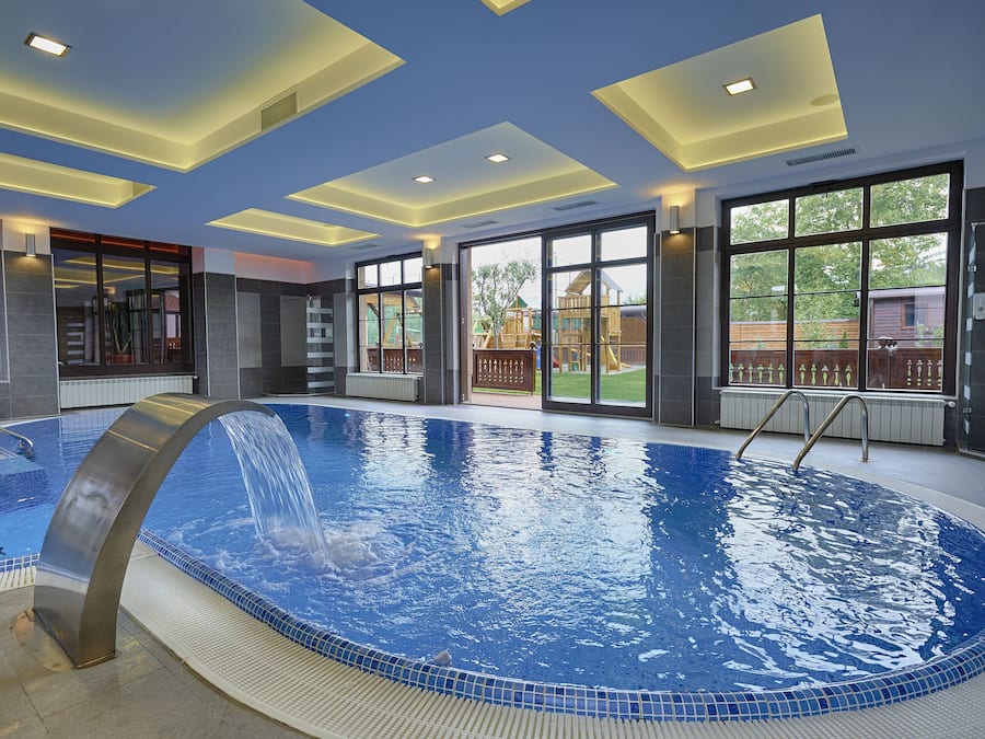 Een binnenzwembad en een seizoensgebonden buitenzwembad