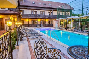Piscina interna, piscina externa sazonal, guarda-sóis, espreguiçadeiras