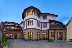 واجهة المنشأة - في المساء/الليل