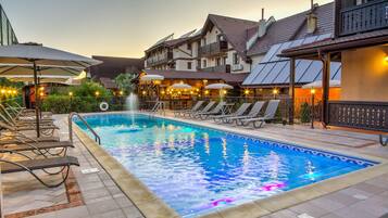 Innenpool, Außenpool (je nach Saison geöffnet), Sonnenschirme