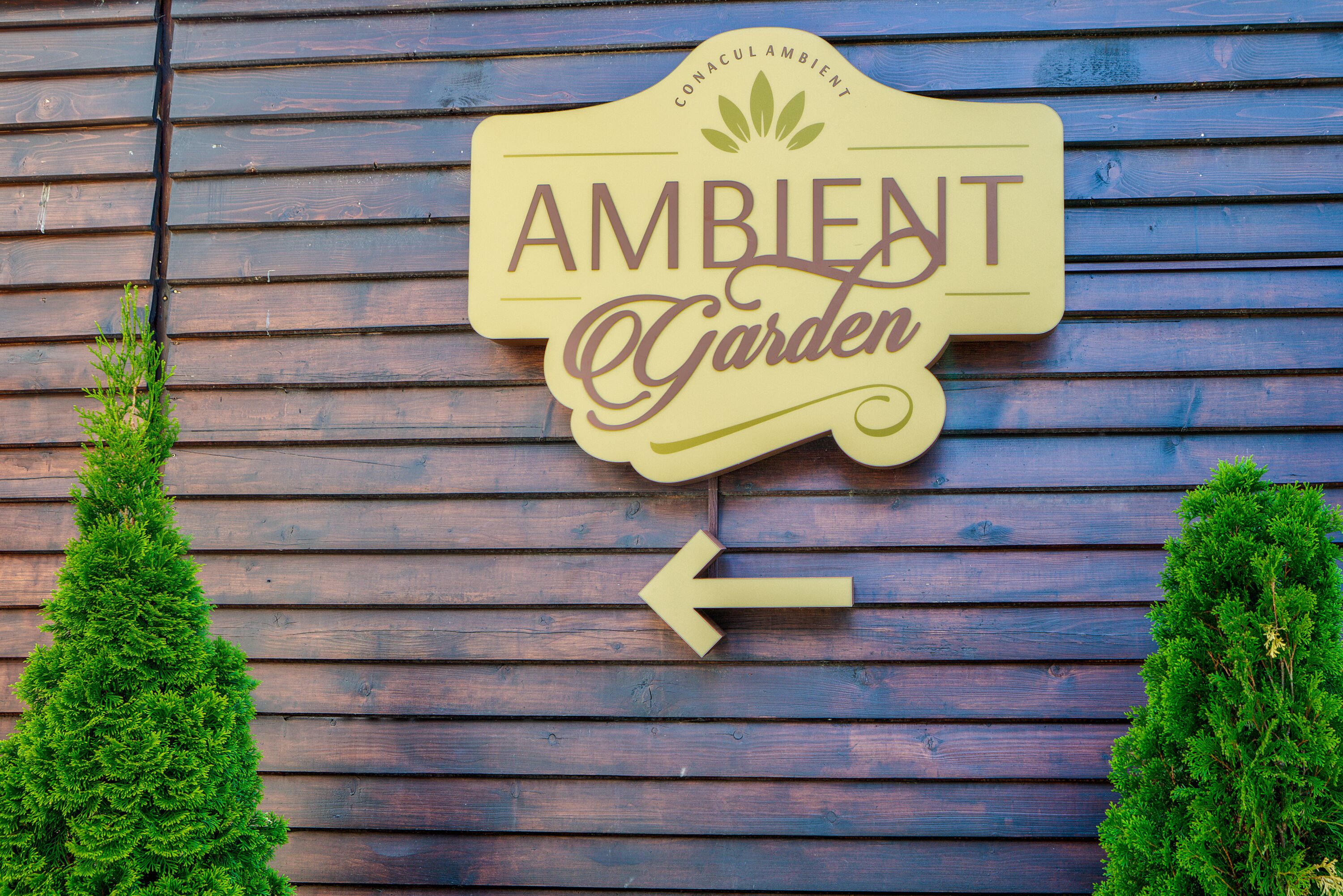 Une enseigne indiquant « AMBIENT Garden » avec une flèche pointant vers la gauche.