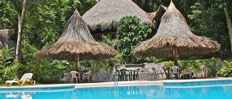 Piscine extérieure, piscine à débordement, chaises longues