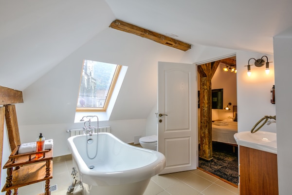 Deluxe Double or Twin Room (Black Church view) | Bathroom | Free toiletries, hair dryer, towels, shampoo