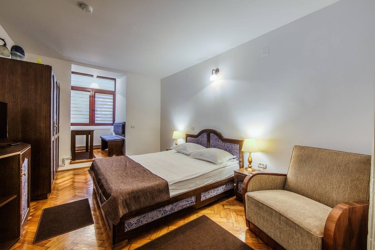 セーフティボックス (室内)、客室ごとに異なる装飾、デスク、防音設備