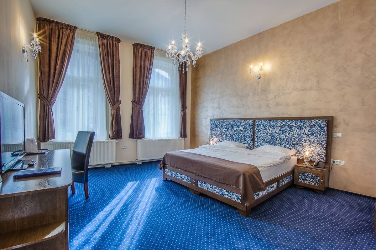 Deluxe Double or Twin Room (Black Church view) | Két bảo mật tại phòng, bàn, phòng cách âm 