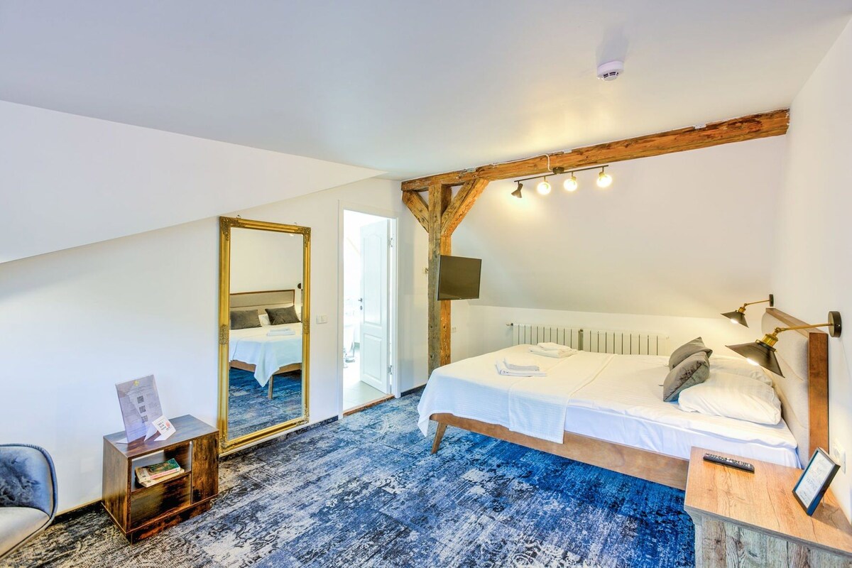 In-room safe, desk, soundproofing, cribs (free)