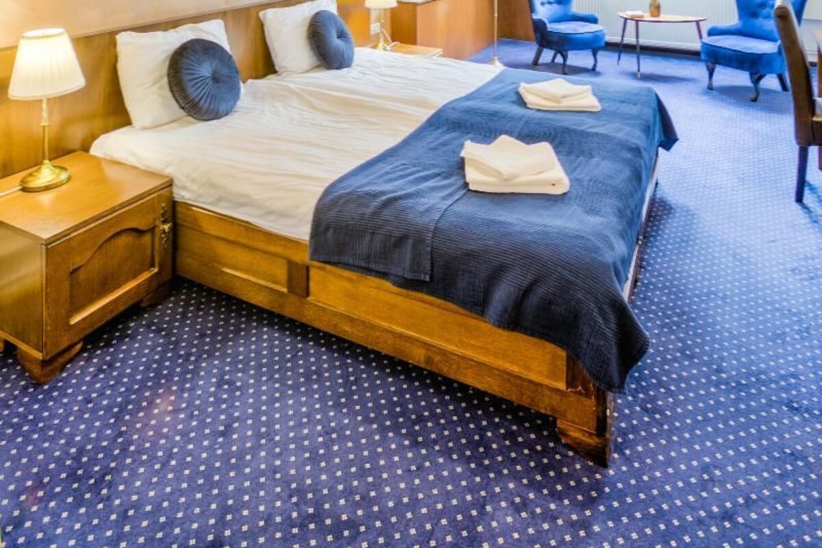 In-room safe, desk, soundproofing, cribs (free)