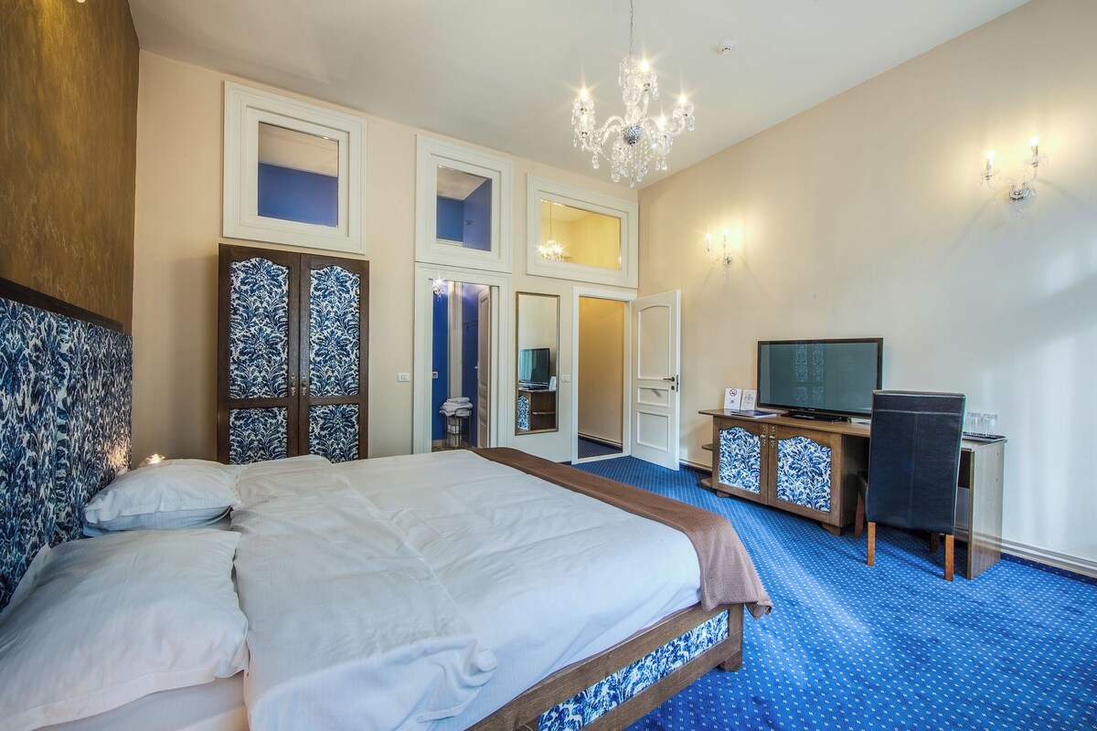 In-room safe, desk, soundproofing, cribs (free)