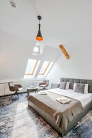 Deluxe Double or Twin Room (Black Church view) | セーフティボックス (室内)、客室ごとに異なる装飾、デスク、防音設備