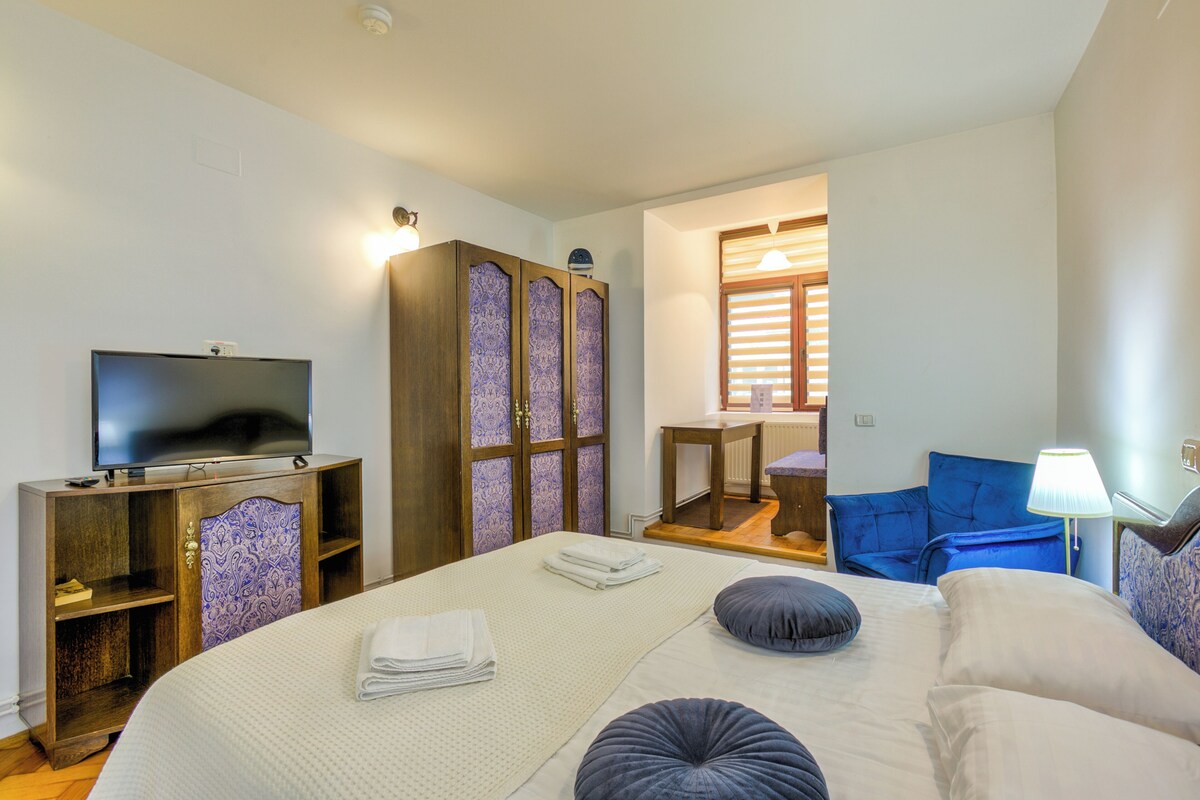 In-room safe, desk, soundproofing, cribs (free)