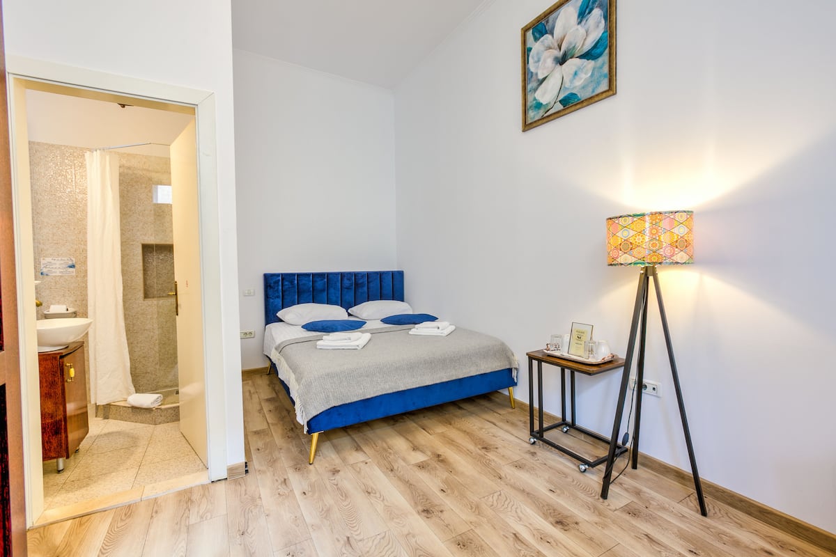 Double Room | In-room safe, individually decorated, desk, soundproofing