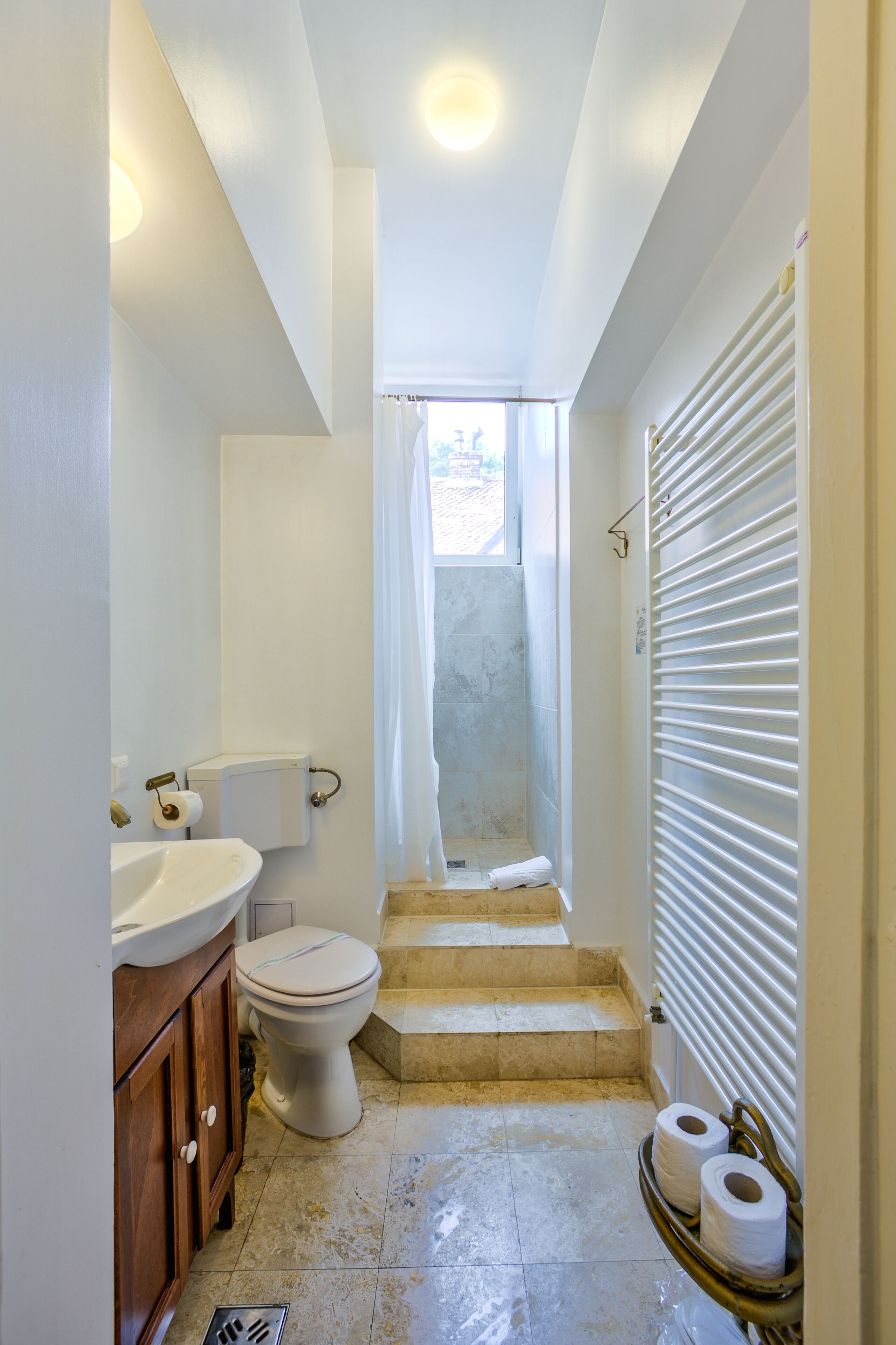 deluxe suite | bathroom | free toiletries, hair dryer, towels