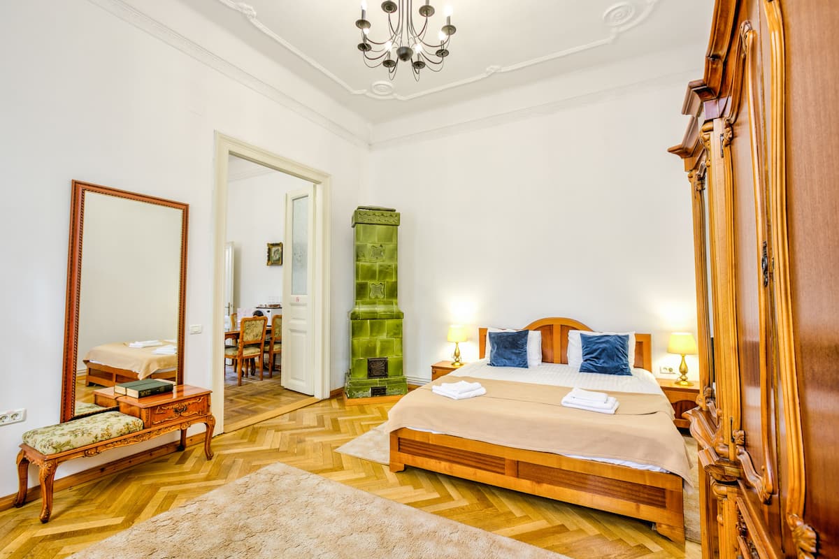 Deluxe Suite | In-room safe, individually decorated, desk, soundproofing