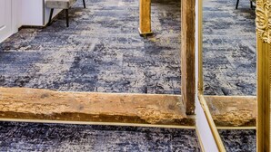 A room with a wooden staircase, a bench, and a chandelier. - Residence Central Annapolis (Brasov)
