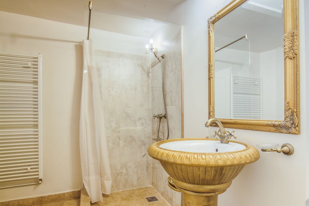 deluxe double room (king room) | bathroom | free toiletries, hair dryer, towels