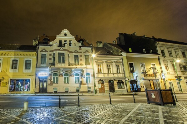 A historic building with a classic facade, large windows, and a prominent entrance. - Residence Central Annapolis (Brasov)