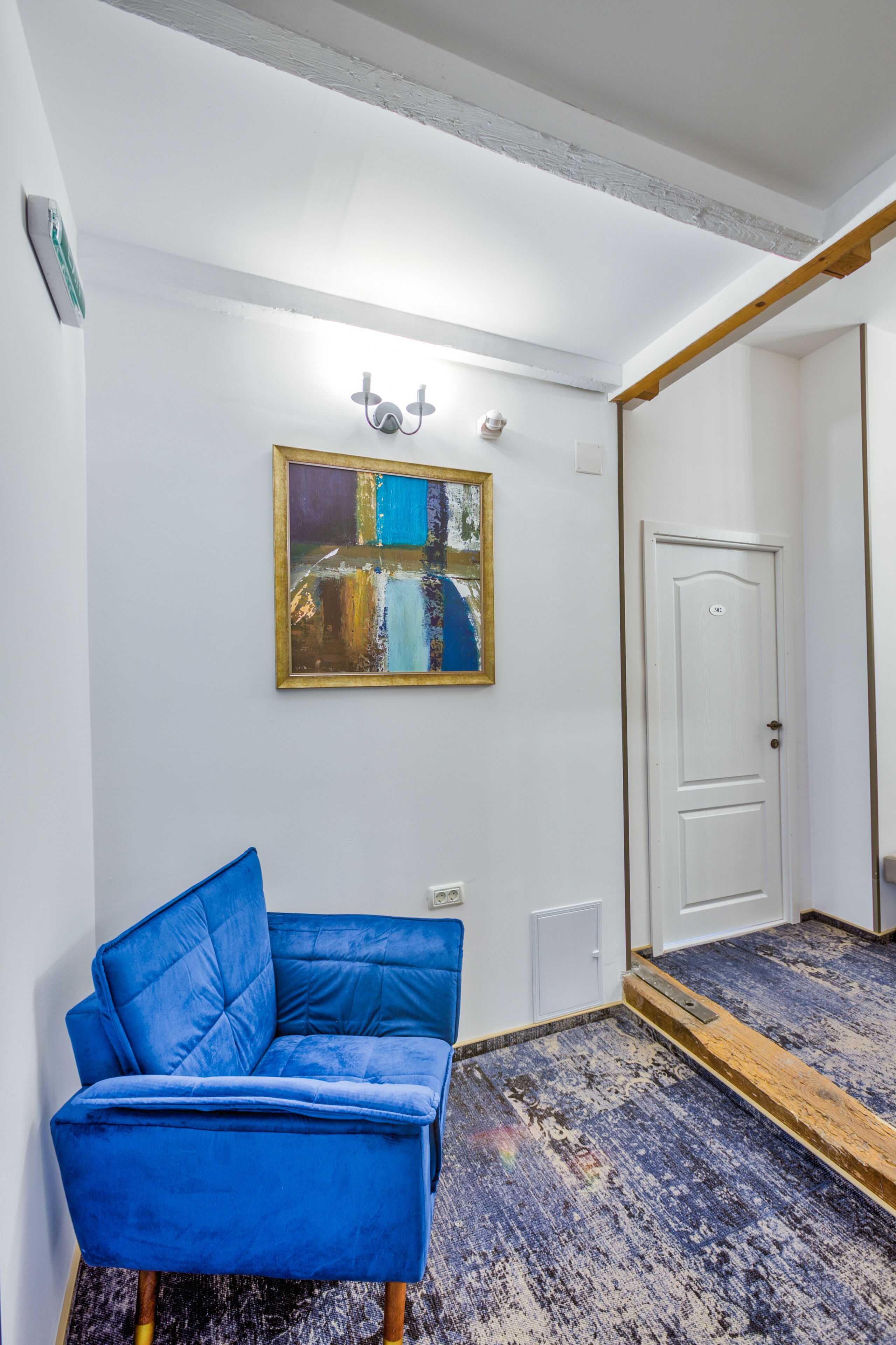 deluxe double or twin room (black church view) | living area | 32-inch flat-screen tv with cable channels, tv