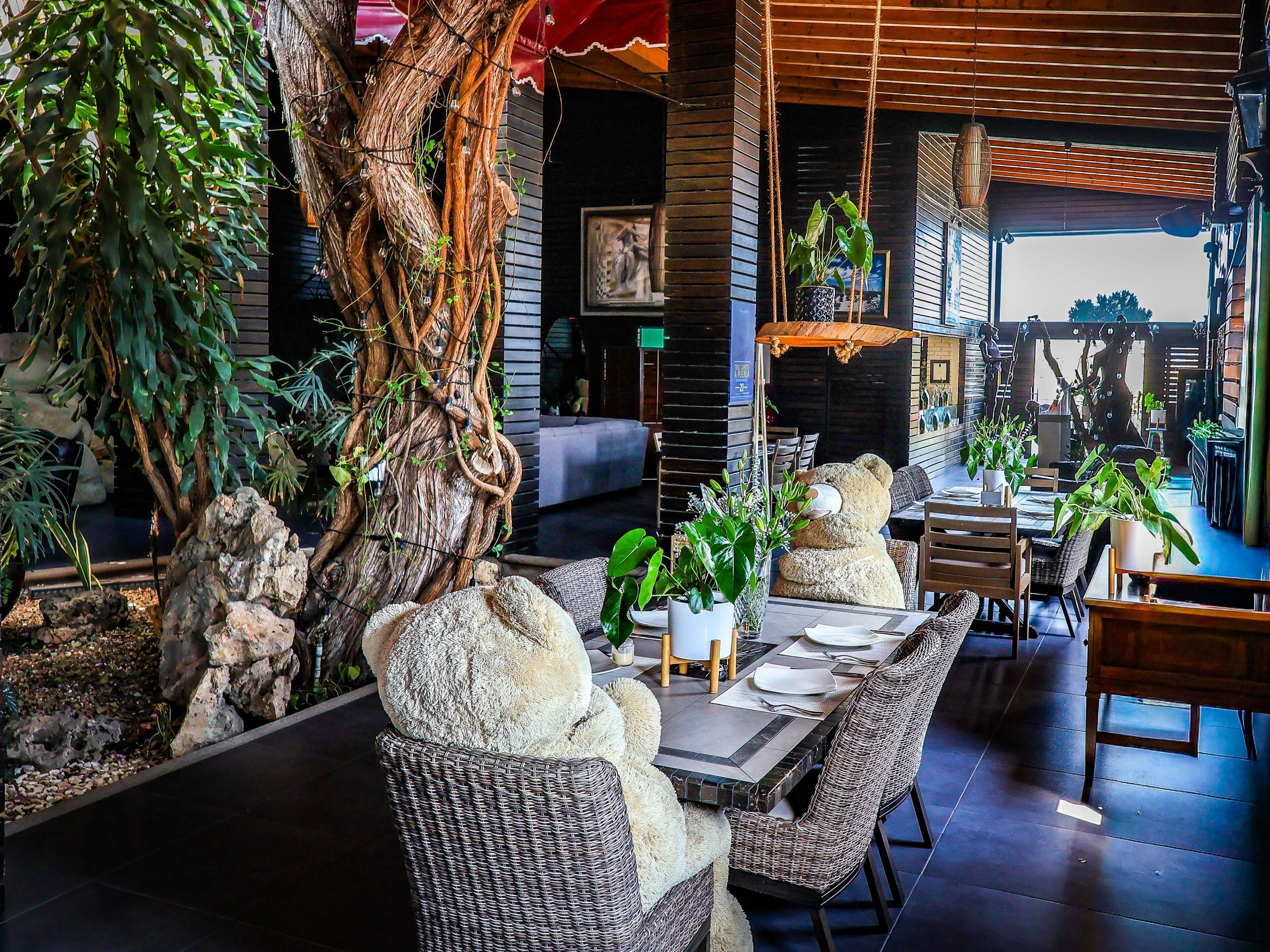 2 restaurants, breakfast served