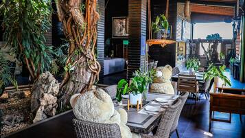 2 restaurants, breakfast served