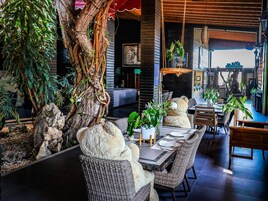 2 restaurantes, se sirve desayuno 