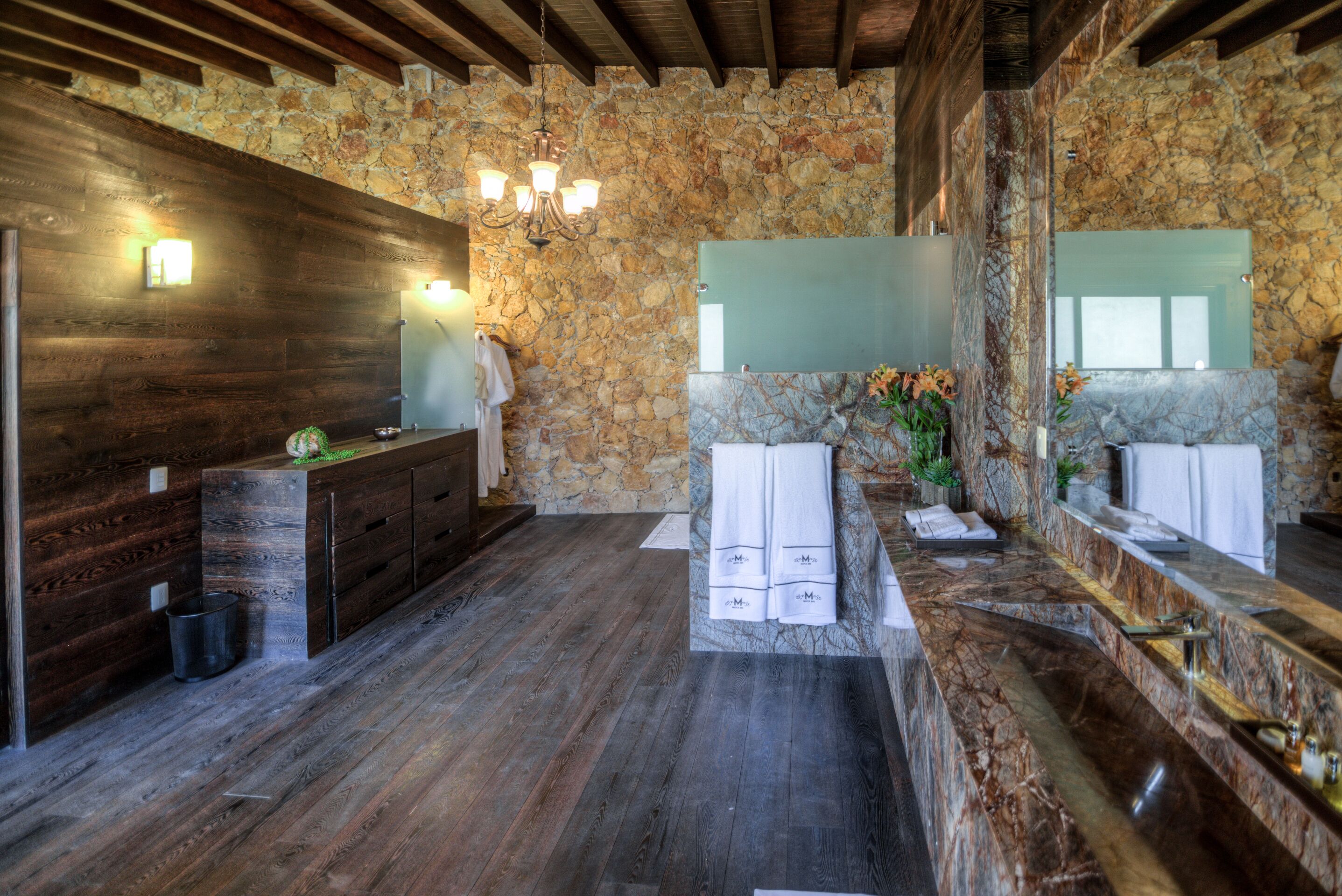 suite matea deluxe | bathroom | shower, hair dryer, bathrobes, towels