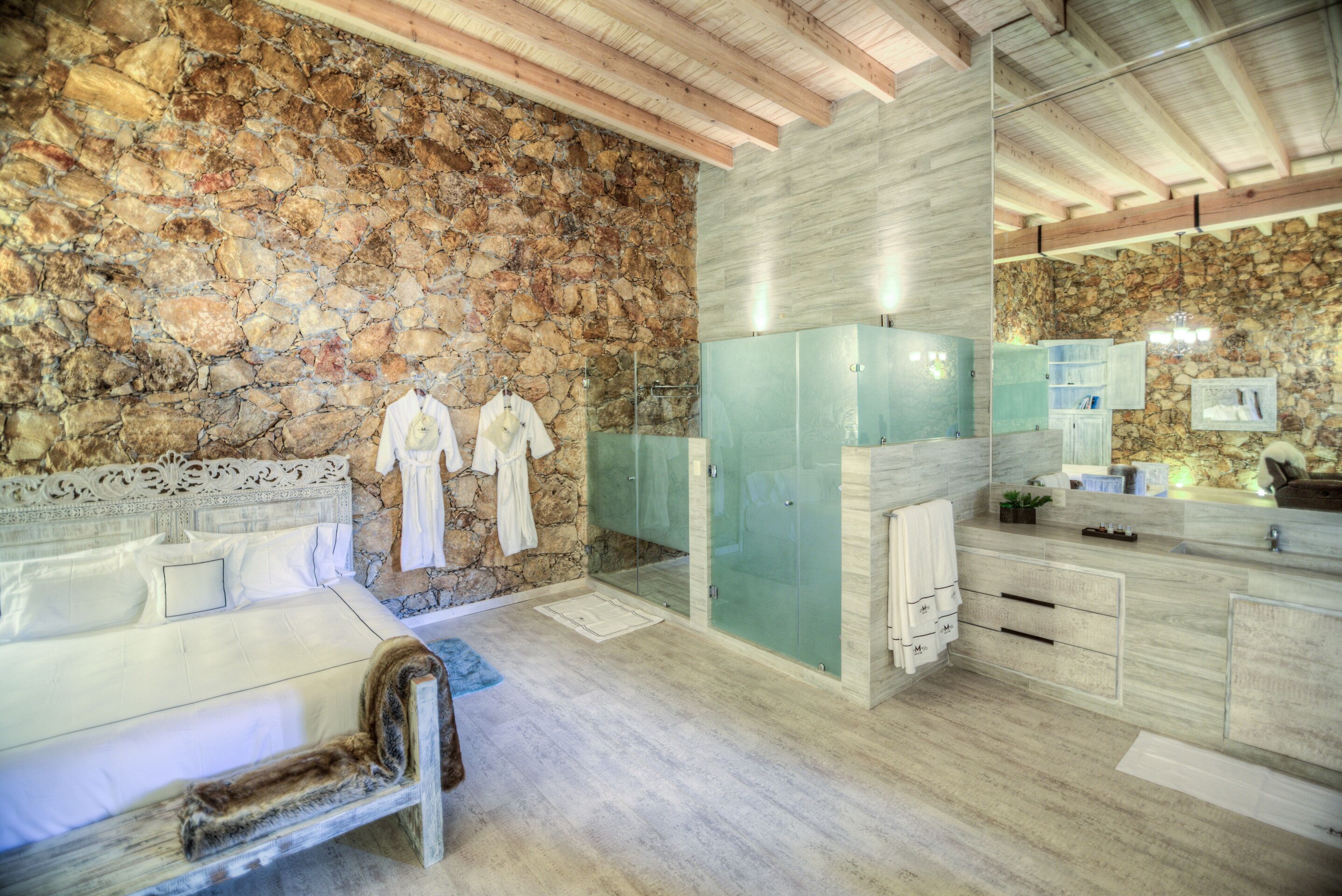 Suite Bugambilia, 2 King Size Beds | Baño | Regadera, secadora de cabello, batas, toallas 