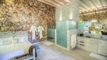 Suite Bugambilia, 2 King Size Beds | Bathroom | Shower, hair dryer, bathrobes, towels