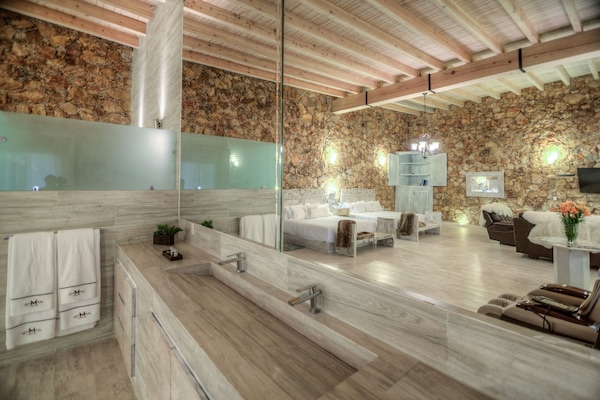 Ducha, secador de pelo, batas, toallas