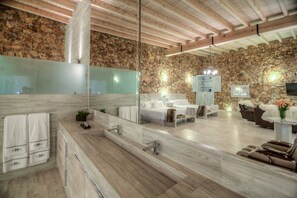 Suite Bugambilia, 2 King Size Beds | Salle de bain | Douche, sèche-cheveux, peignoirs, serviettes fournies