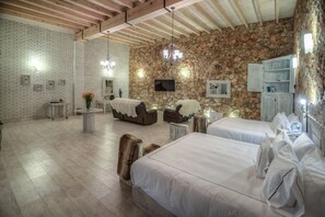 Suite Bugambilia, 2 King Size Beds | Artículos del minibar gratis y tabla de planchar con plancha 