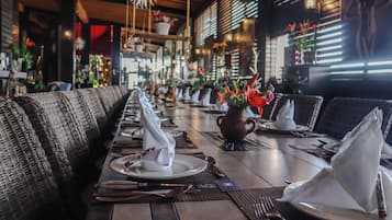 2 restaurantes; se sirven desayunos, comidas y cenas
