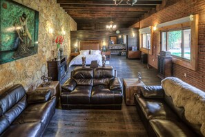 Suite Matea Deluxe | Artículos del minibar gratis y tabla de planchar con plancha 