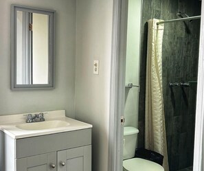 Shower, towels, soap, shampoo - Hotel Santa Fe (Ciudad Juárez)