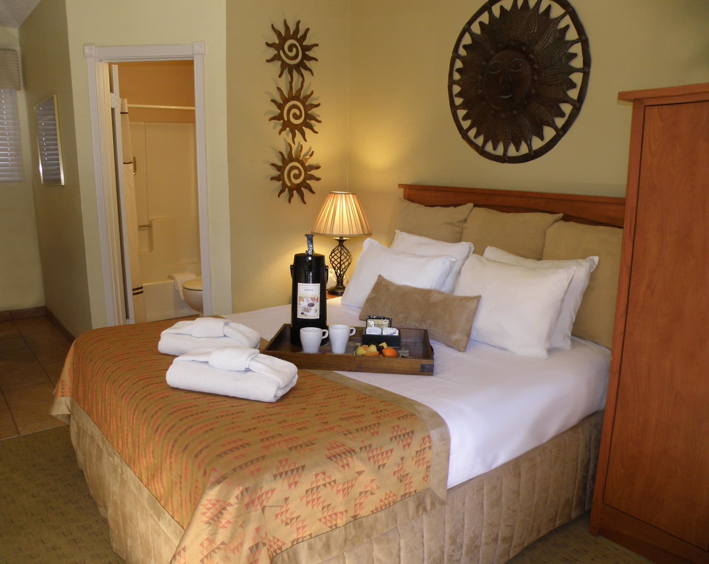 Studio, 1 Queen Bed | Premium bedding, individually decorated, desk, blackout curtains