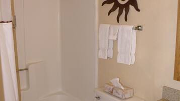 Studio, 1 Queen Bed | Bathroom