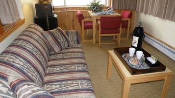 Familiekamer, 2 queensize bedden | Woonruimte | Een 32-inch flatscreentelevisie met digitale zenders en een televisie