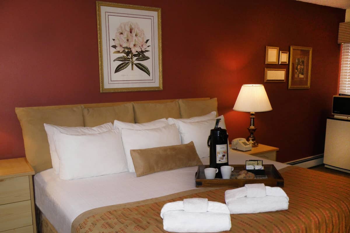 Deluxe Room, 1 King Bed | Living area | 32-inch flat-screen TV with digital channels, TV