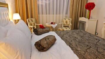 غرفة مزدوجة أو بسريرين منفصلين بتجهيزات أساسية | أغطية فراش متميزة وميني بار وخزنة داخل الغرفة وواي فاي مجانًا