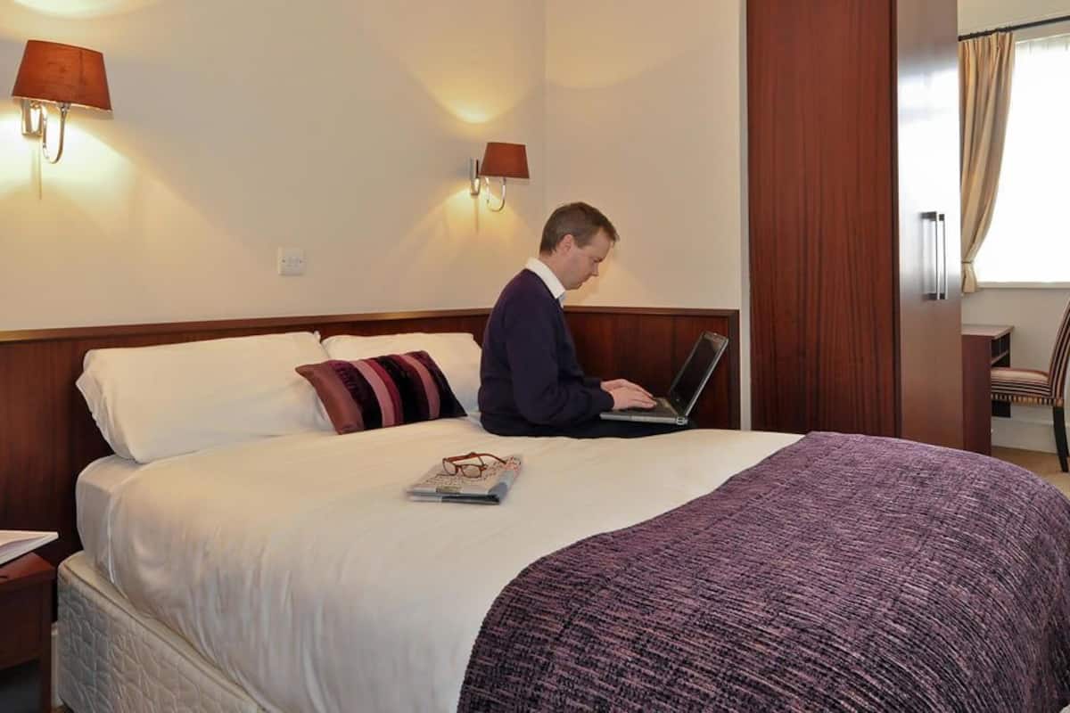 standard single room | desk, iron/ironing board, free cots/infant beds, free wifi