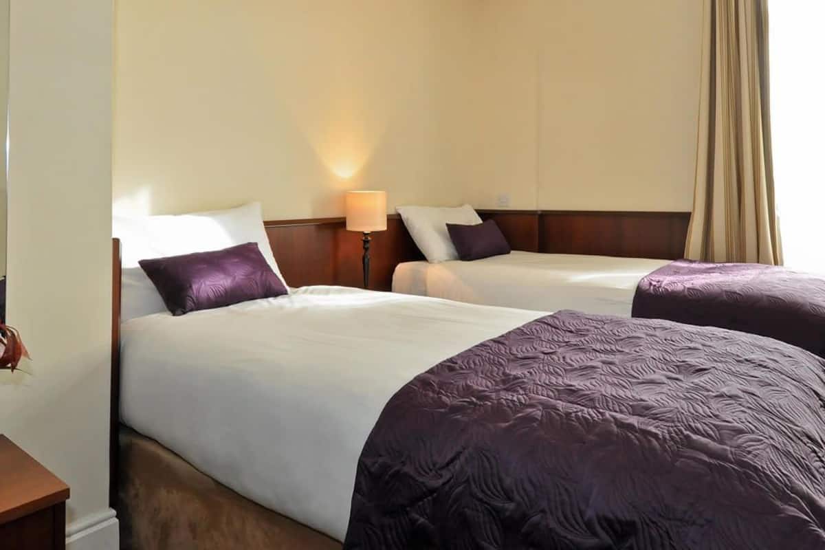 standard triple room | desk, iron/ironing board, free cots/infant beds, free wifi